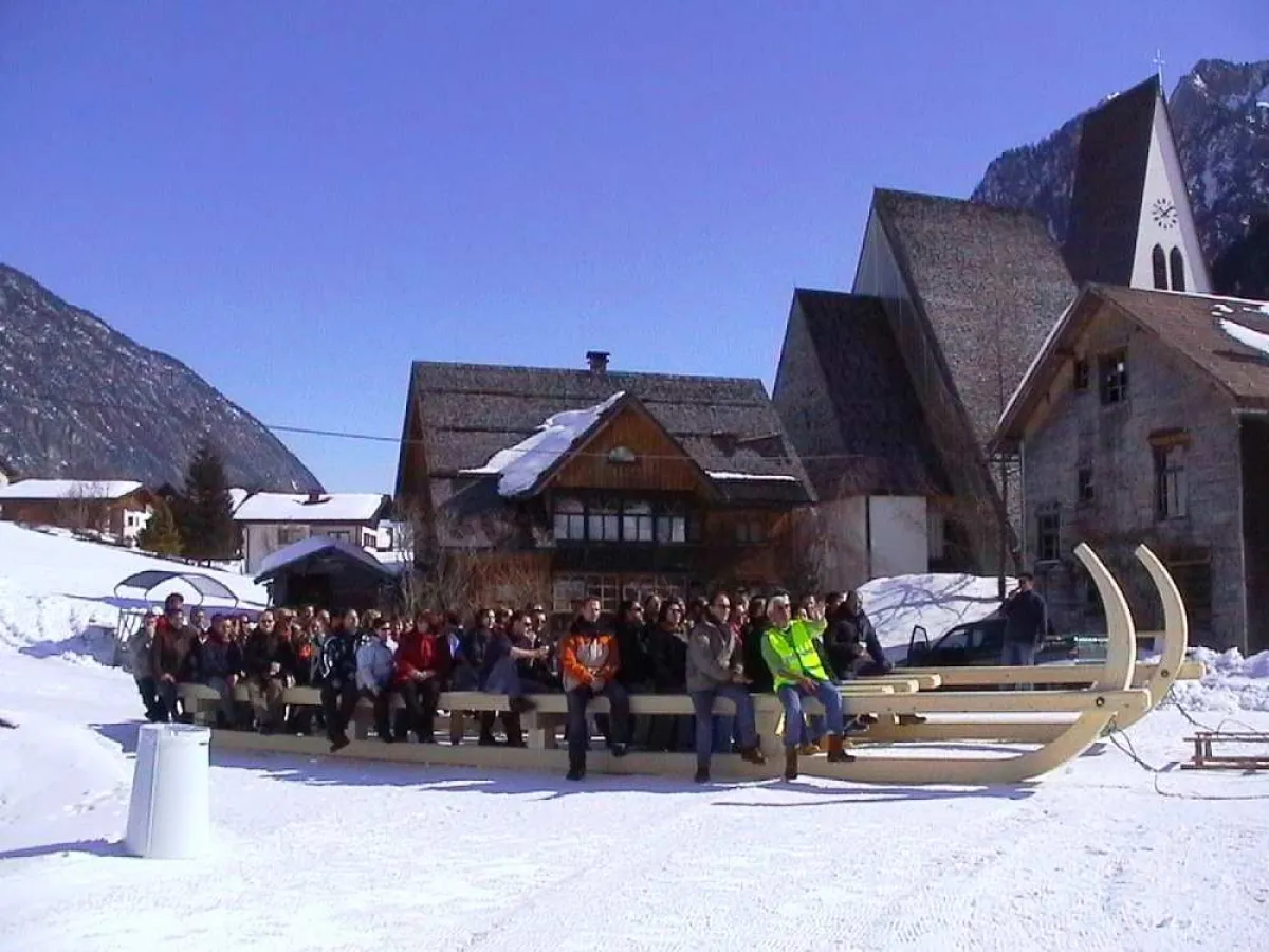 Ein Bild mit historischem Wert: die 64 Mitarbeiter von Context Management Consulting haben auf dem Weltrekord-Rodel Platz genommen