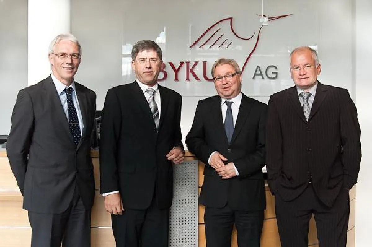 Verständigten sich auf eine verstärkte Zusammenarbeit bei SAP-Projekten: R. Brand, Geschäftsführer treorbis GmbH; E. Frers, Geschäftsführer treorbis GmbH; H. C. Henkel, Vorstand IBYKUS AG; T. Vallbrac