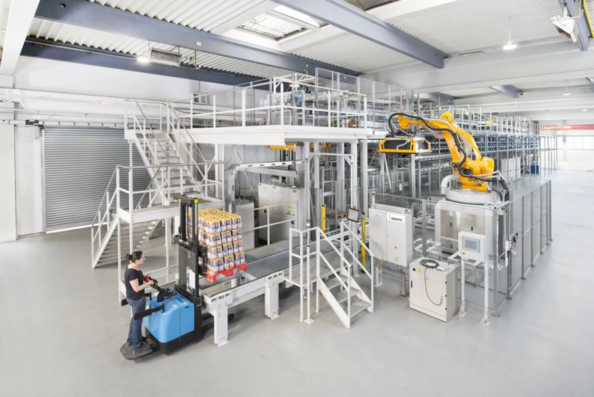 Dematic zeigt auf der LogiMAT unter anderem die vollautomatische Palettierlösung AMCAP.