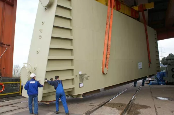Wärmetauscher im Voerder WDK-Hafen an Land gehievt Bild: Wärmetauscher im Voerder WDK-Hafen an Land gehievt
