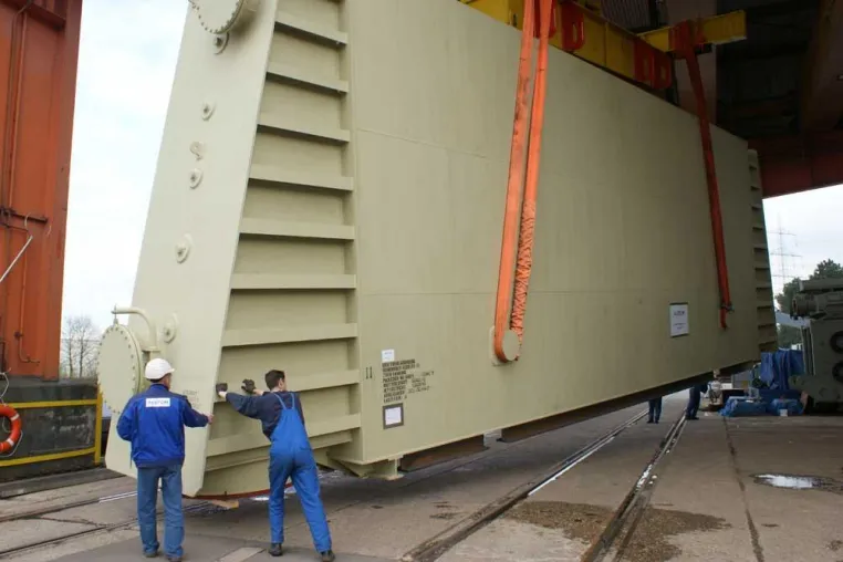 Wärmetauscher im Voerder WDK-Hafen an Land gehievt Bild: Wärmetauscher im Voerder WDK-Hafen an Land gehievt
