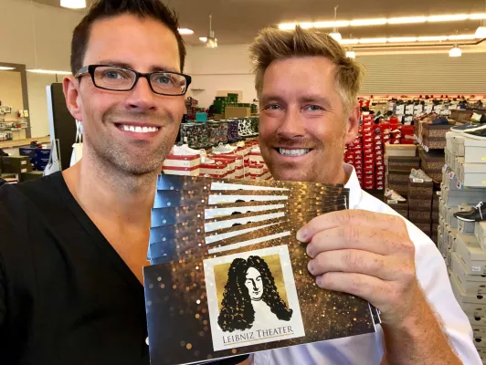 schuhplus verlost Freikarten für High Heels auf dem Jakobsweg im Leibniz Theater Bild: schuhplus verlost Freikarten für High Heels auf dem Jakobsweg im Leibniz Theater