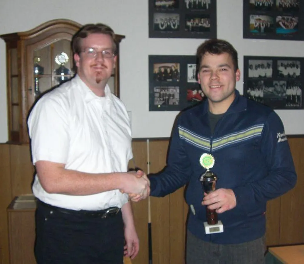 Foto: Sportwart Christian Bäumker (links) ehrt „Stärksten Paderborner Billardspieler 2006“ Mirko Barrientos (rechts)
