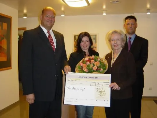 Bild: Vermögensbetreuer Packenius, Mademann unterstützen „Kindertafel“ der Düsseldorfer Tafel