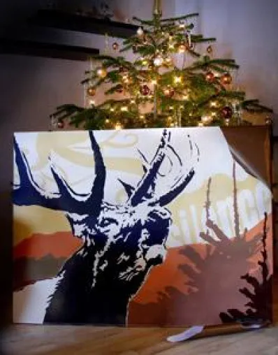 Kunst-Kitsch neu in Szene gesetzt - Der Hirsch am Bergsee im urbanen Gewand Bild: Kunst-Kitsch neu in Szene gesetzt - Der Hirsch am Bergsee im urbanen Gewand