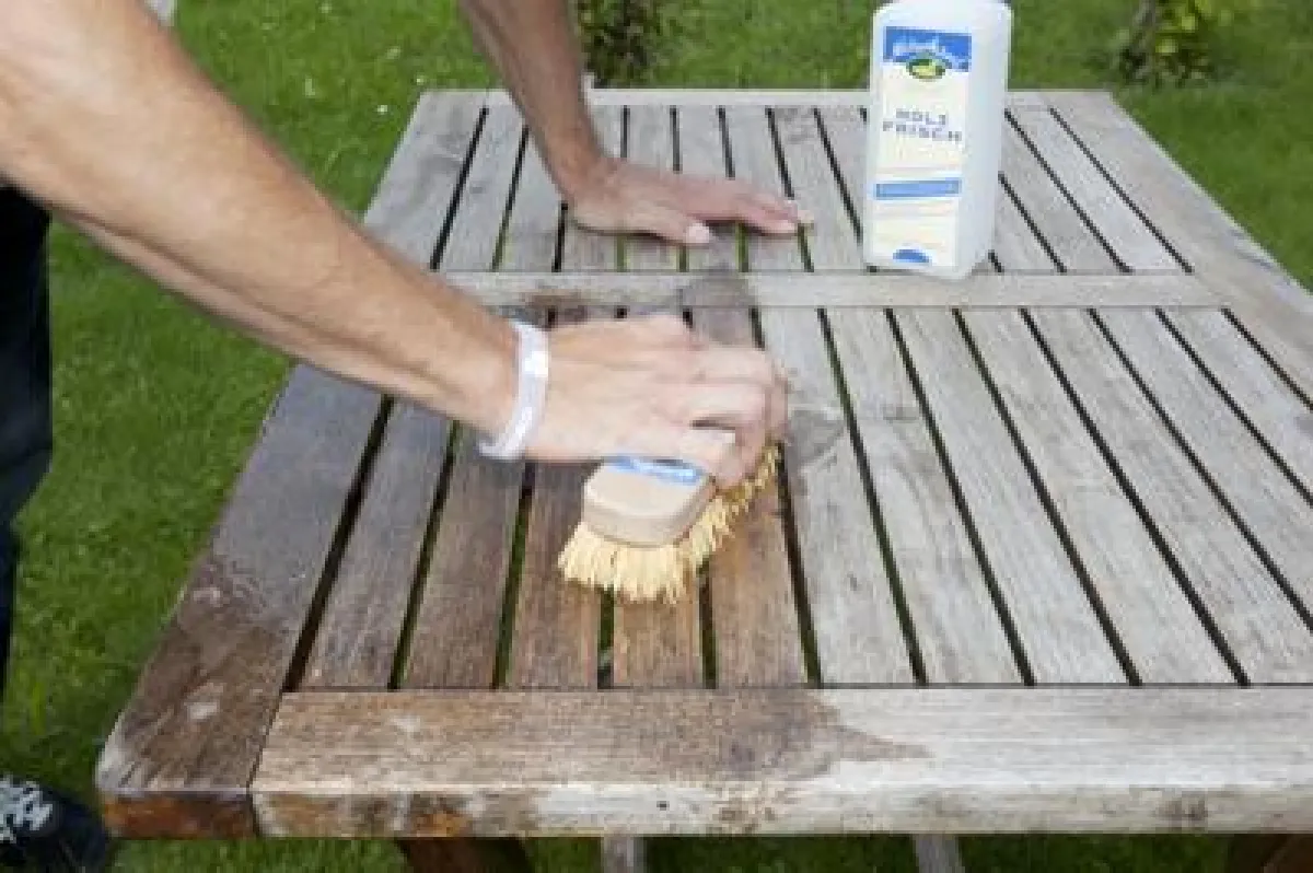 Verwitterte Gartenmöbel mit Holzfrisch reinigen Foto: Naturhaus Naturfarben