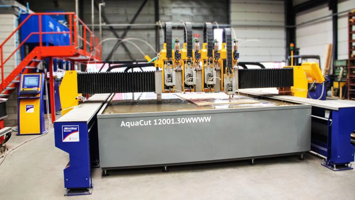 Hochpräzise Schnitte ohne thermische Beeinflussung: die AquaCut mit vier Wasserstrahlschneidköpfen