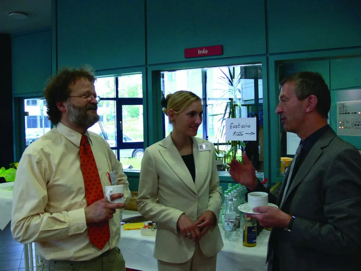 v.l.n.r.: Prof. Dr. Gert Hoepner, Sonja Schwab (CAS Software AG), Rektor Prof. Dr. Manfred Schulte-Zurhausen auf der Verbands-Jahreskonferenz im Mai 2006
