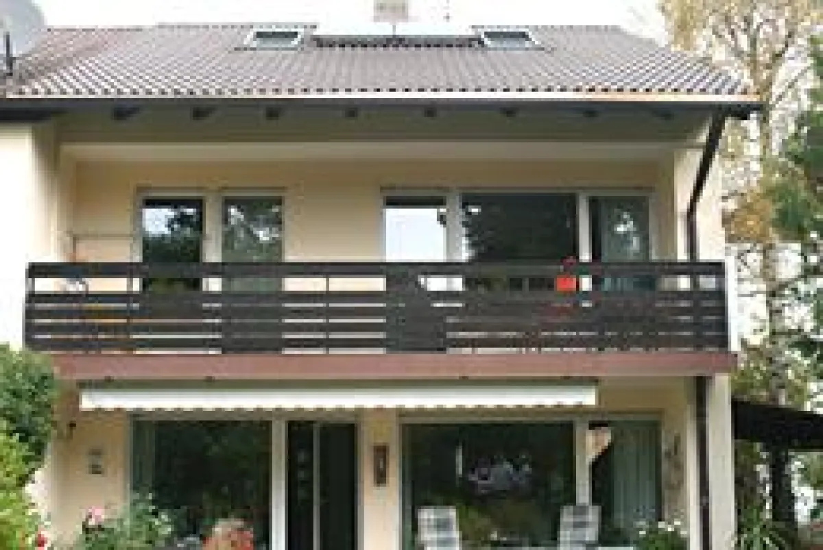 Strahlt in neuem Glanz: Die Doppelhaushälfte nach der Modernisierung in Baldham bei München - Fotos: Bundesverband Deutscher Baustoff-Fachhandel  e. V., Landsberg