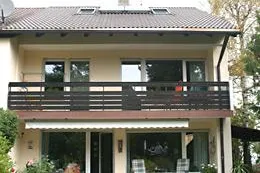 Bild: Energetische Modernisierung - Alte Doppelhaushälfte erhält eine wärmende Hülle