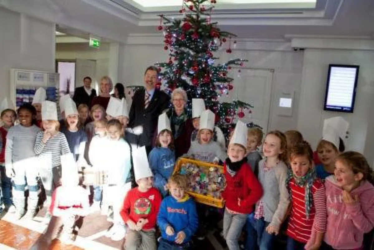 Hoteldirektor Erich Bänziger (mitte) und Marion Gather (re) mit den fleißigen Bäckern