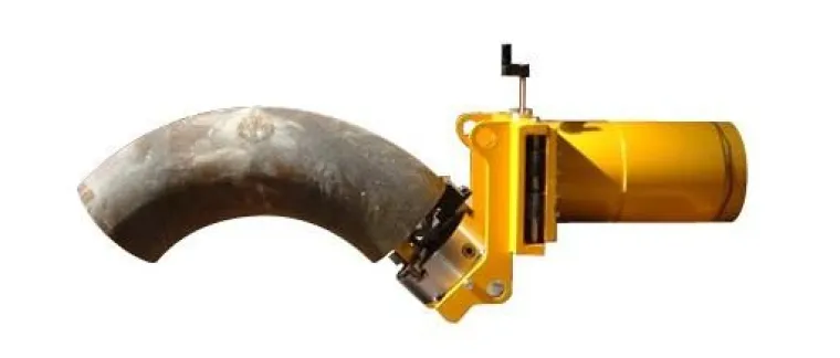 Bild: Bearbeitung von Kniestücken mit Rohrschneidanlage