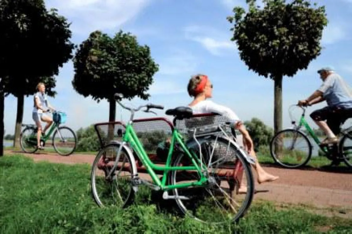 Für eine Radtour durch die Region bietet sich das NiederrheinRad als zuverlässiger Begleiter an.