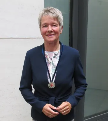 Bild: Gerda Graf erhält Agnes Karll Medaille