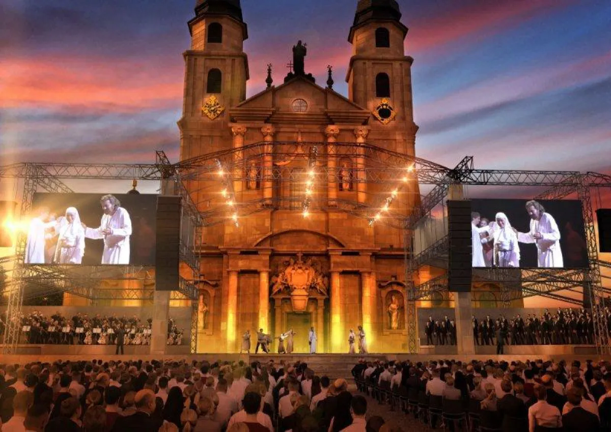 Der Fuldaer Dom bildet die imposante Kulisse für 