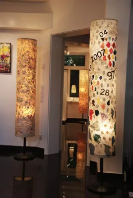 Bild: Ausstellung "Shine On - Künstlerische Leuchten aus Papier"