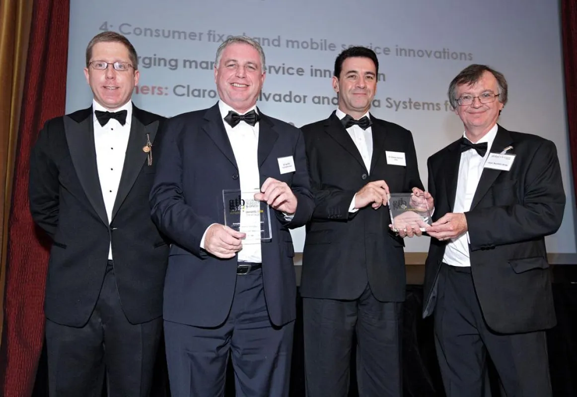 Unterzeile, von links: Herr Macktintosh, GTB; Herr Bril, Orga Systems Brasil Ltda.; Herr Davison, COO Claro El Salvador; Herr Burkitt-Gray, Herausgeber GTB