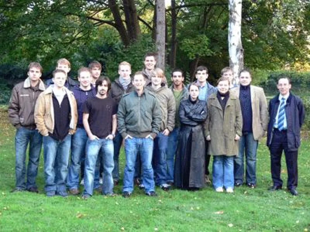 der erste Jahrgang Wirtschaftsinformatiker an der EUFH mit Studiengangsleiter Prof. Dr. Rainer Paffrath (ganz rechts)