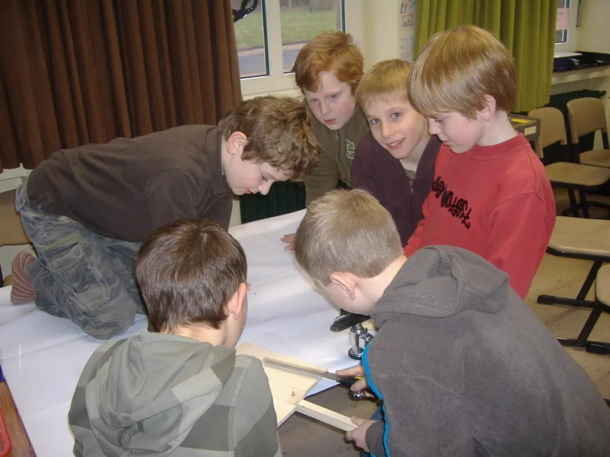 Schüler und Schülerinnen der Klasse 4 c der Franziskusschule arbeiten mit der KiTec