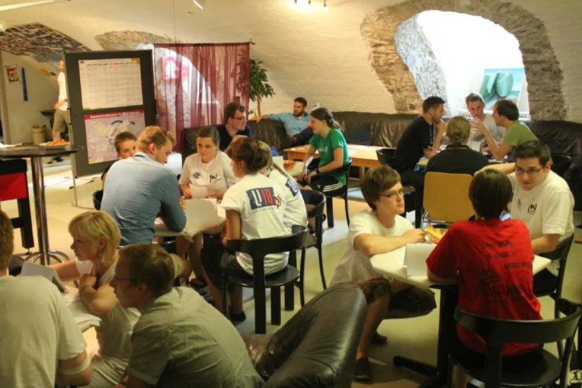Jugendliche diskutieren im U18 Café mit Vertreter/-innen der Parteijugendorganisationen