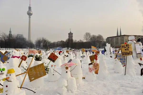 Bild: Berliner bauen 750 Schneemänner gegen den Klimawandel