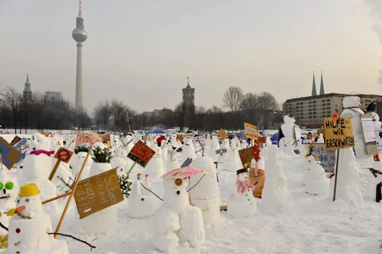 Bild: Berliner bauen 750 Schneemänner gegen den Klimawandel