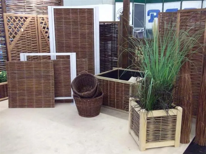 Flechtzäune aus Naturmaterial treffen den Zeitgeist : Weidenprofi findet großen Anklang auf der GaLaBau 2012 Bild: Flechtzäune aus Naturmaterial treffen den Zeitgeist : Weidenprofi findet großen Anklang auf der GaLaBau 2012