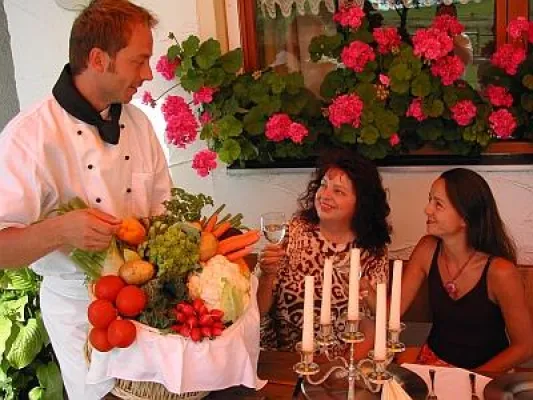 Frisches Gras unter den Füßen spüren Bild: Frisches Gras unter den Füßen spüren