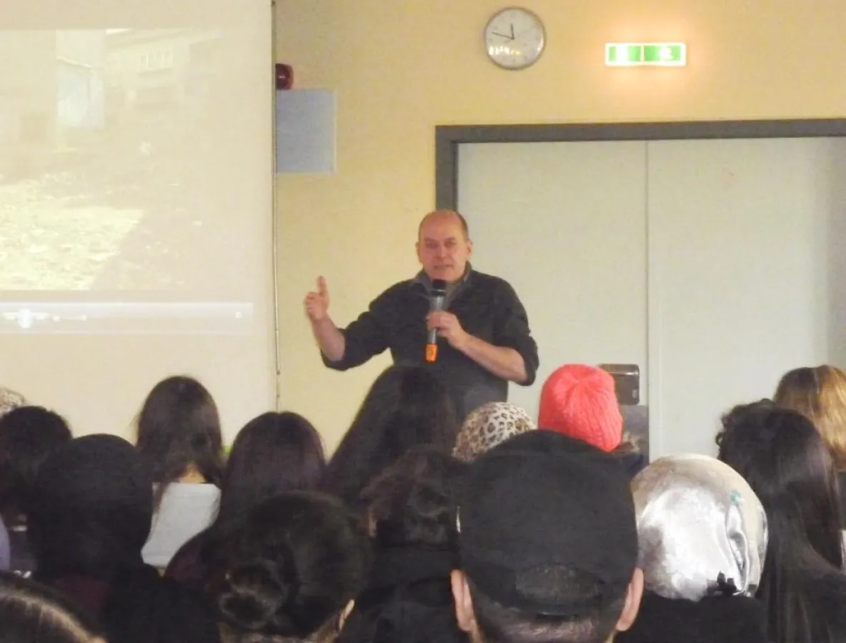 Andrew Bird beantwortet die Fragen seiner Zuhörer in der NMS