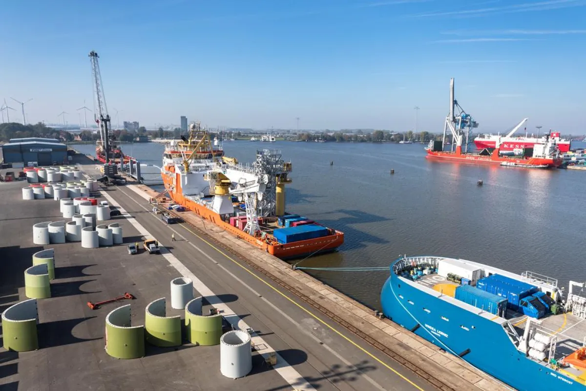 Blick vom Südkai auf den Seehafen Emden