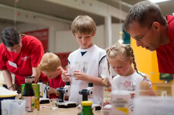 Experimentieren für Kinder - Sonderveranstaltung im Exploratorium Potsdam bis zum 31.08.2008 Bild: Experimentieren für Kinder - Sonderveranstaltung im Exploratorium Potsdam bis zum 31.08.2008