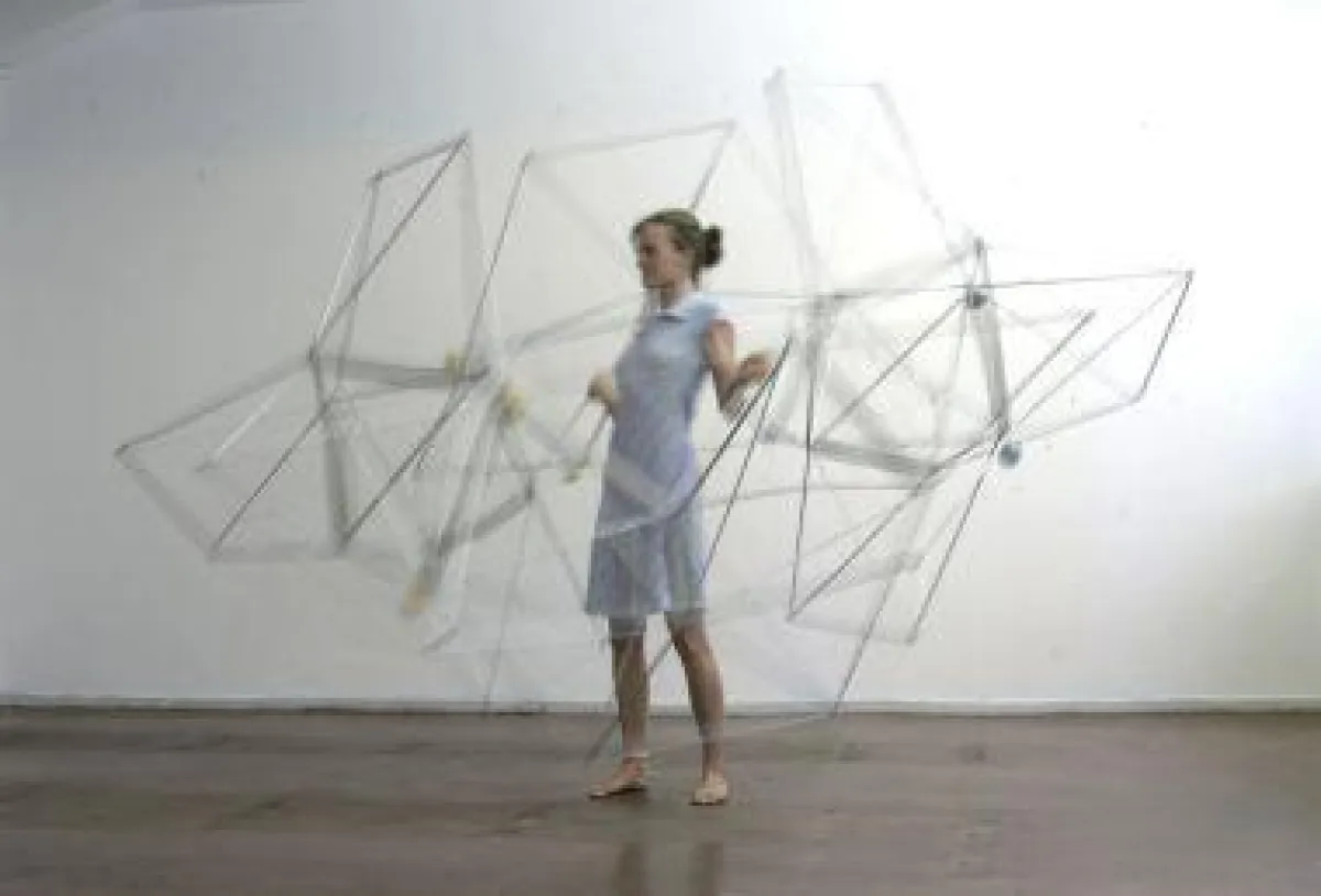 Eva Wohlleben mit Korpuskelkette, 2006