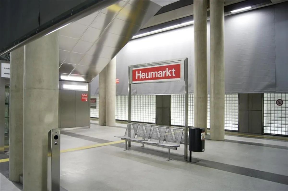 Rauchschürzen schützen U-Bahn Station Köln - Heumarkt