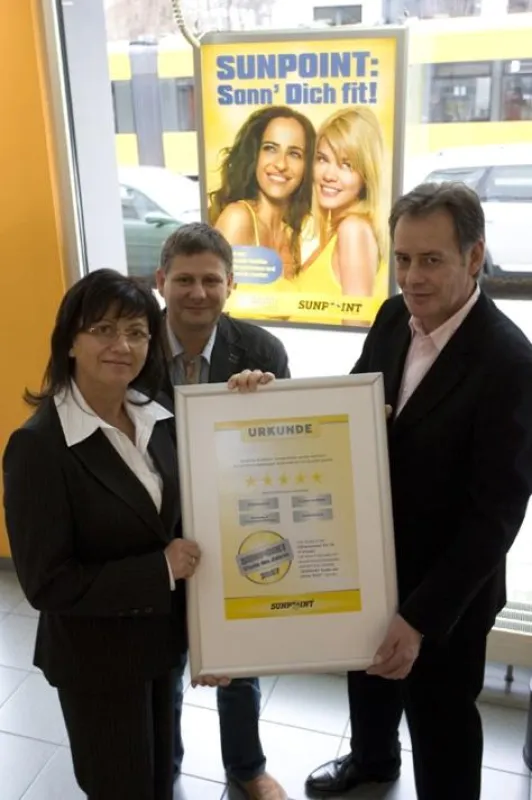 Studio des Jahres: Martin Paffenholz, geschäftsführender Gesellschafter von Sunpoint, überreicht Studiobetreiber Angela und Holger Meissner den