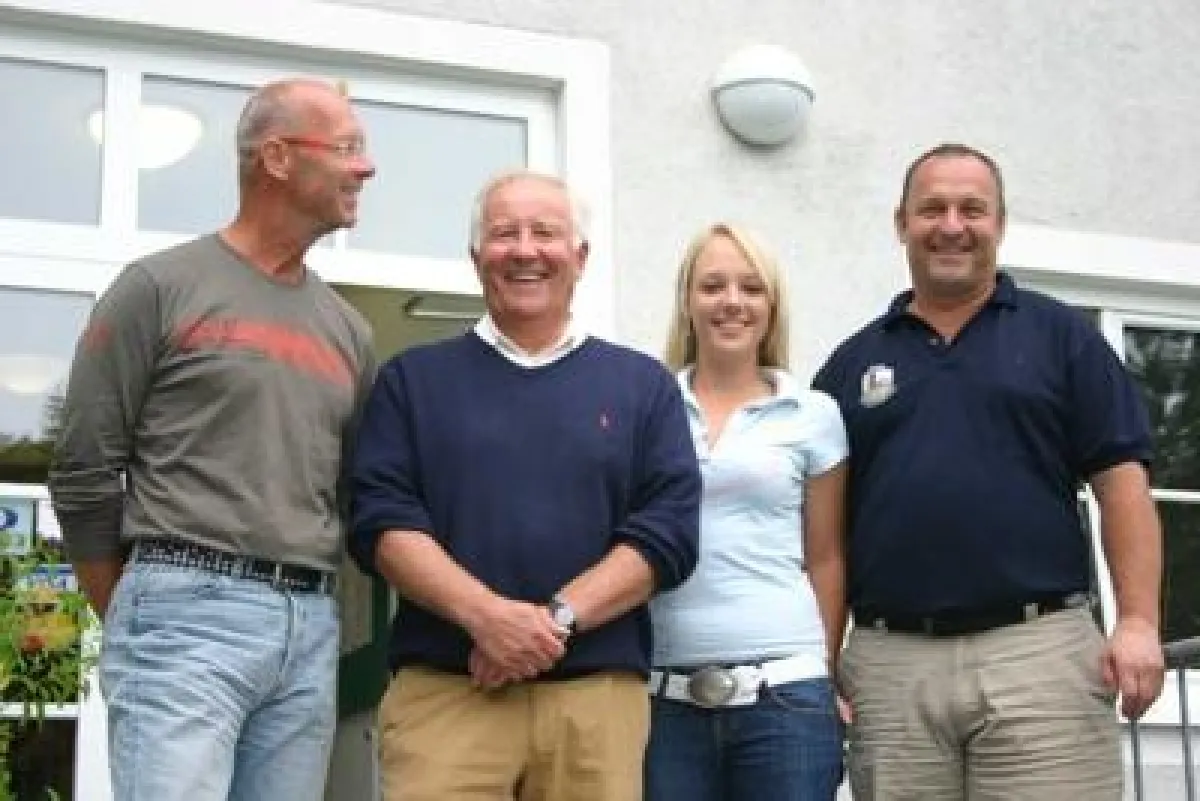 Die Clubmeister mit ihrem Präsidenten: Senioren - Wolfgang Berghamer, Präsident DI Erhard Leuthner, Damen- und Jugend ? Karin Wartecker, Clubmeister Michael Berghamer.