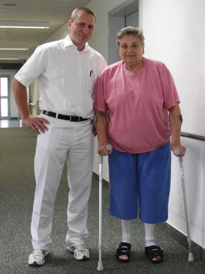 Jens Brade, Oberarzt der MEDIAN Orthopädischen Klinik Braunfels und Brigitte Merz