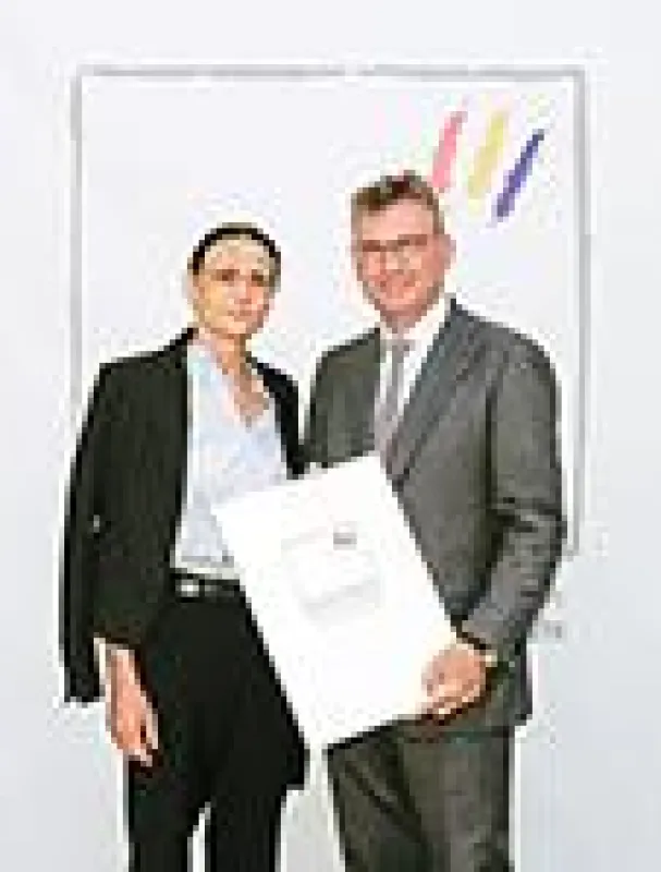 Preisträgerin Anne Sewcz mit dem Vorstandsvorsitzenden Thomas Flemming. Foto: T.J.F. Rauch