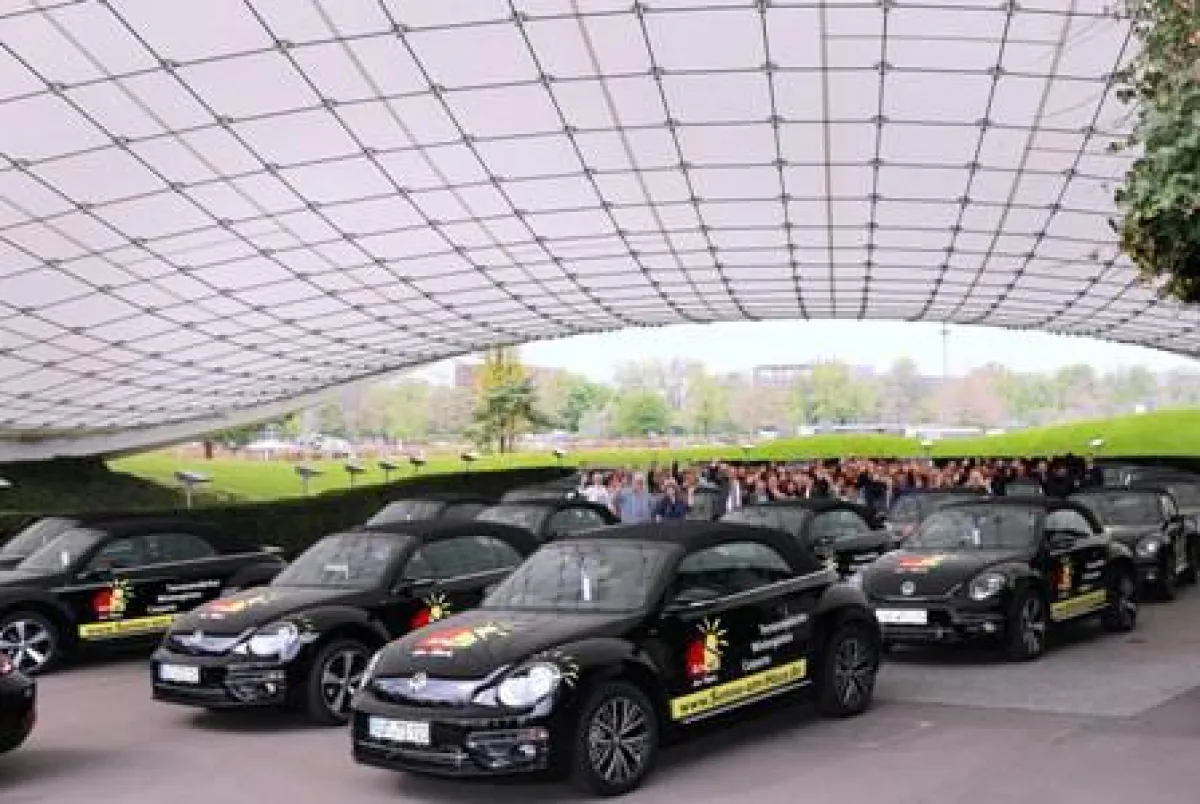 Anfang Mai wurden in der Autostadt Wolfsburg 40 VW „Beetle“ im „Sonne-am-Haus“-Design übergeben.