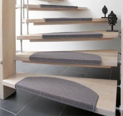 Bild: Treppenunfälle verringern mit rutschhemmenden Stufenmatten