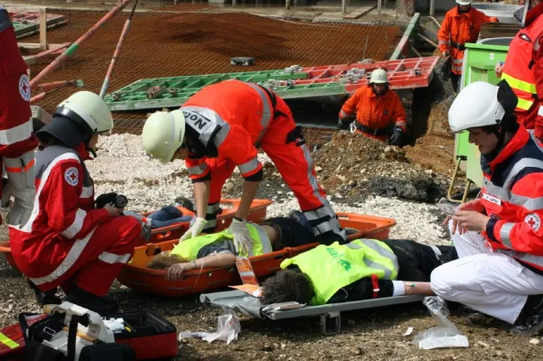 DRK und Feuerwehr Ulm - Im Einsatz für mehr Arbeitssicherheit Bild: DRK und Feuerwehr Ulm - Im Einsatz für mehr Arbeitssicherheit