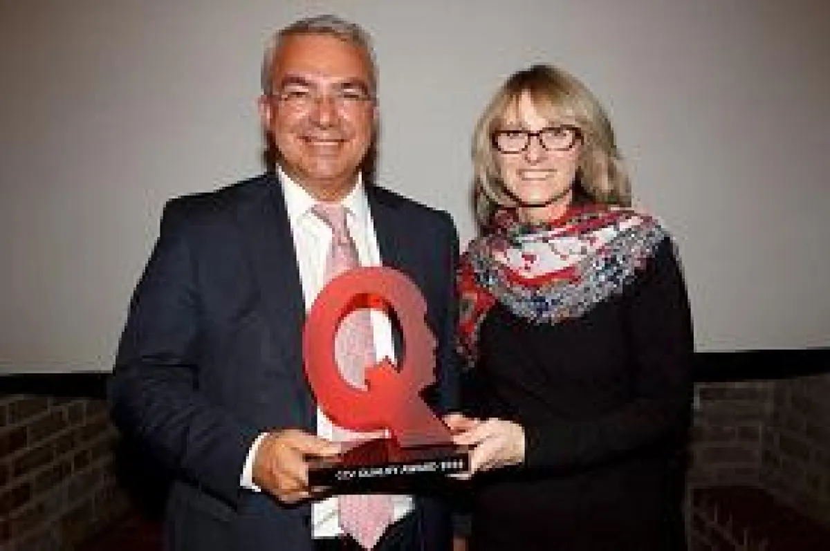 Dieter Roth und Birgit Becker, Geschäftsführer der COMBITEL GmbH, mit dem CCV Quality Award 2016