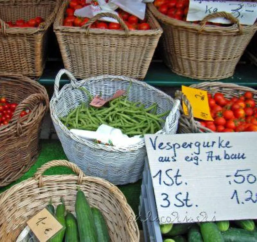 Malerisches Angebot an frischen Tomaten, Bohnen  und Gurken auf dem Wochenmarkt