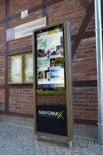 Bild: Einweihung des ersten digitalen Informationsdisplays NAVOMAX® in der Schaalsee-Region