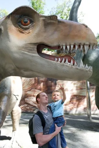 Bild: Dinos auf der Leinwand und in uriger Natur - Ice Age 3 im Kino und täuschend echte Dinos im Saurierpark