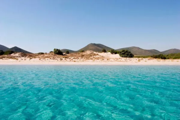 Bild: Baden im Mai an Sardiniens Traumstränden - Frühjahrsangebote auf Sardinien.de