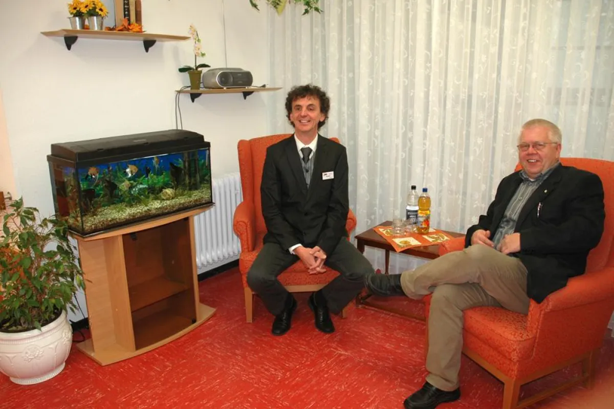 Einrichtungsleiter Johannes Brand (links) und AWO-Geschäftsfeldleiter Senioren & Pflege, Torsten Dendler, fühlen sich wohl in der neuen, gemütlichen Sitzecke