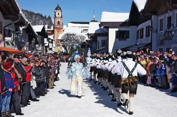 Erst schnitzen, dann schweigen: Die Macher der Maschkera hüten ihr Geheimnis Bild: Erst schnitzen, dann schweigen: Die Macher der Maschkera hüten ihr Geheimnis