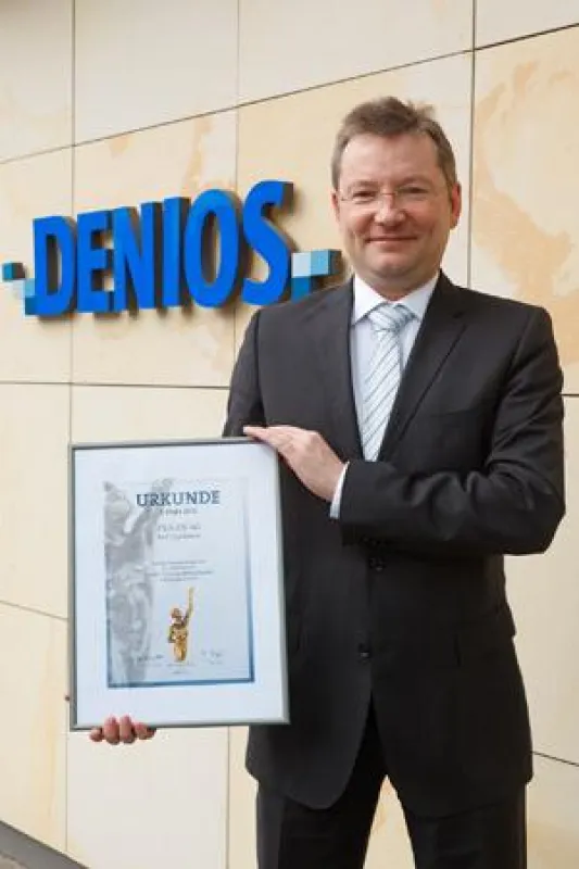 DENIOS-Vorstand Benedikt Boucke präsentiert die Nominierungsurkunde der Oskar-Patzelt-Stiftung.