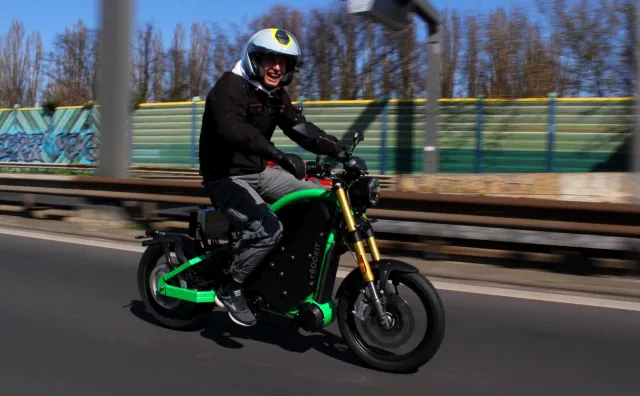 Bild: Kurios: Fahrrad auf der Autobahn? Nein, es ist eROCKIT!