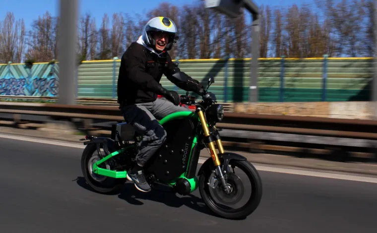Kurios: Fahrrad auf der Autobahn? Nein, es ist eROCKIT! Bild: Kurios: Fahrrad auf der Autobahn? Nein, es ist eROCKIT!